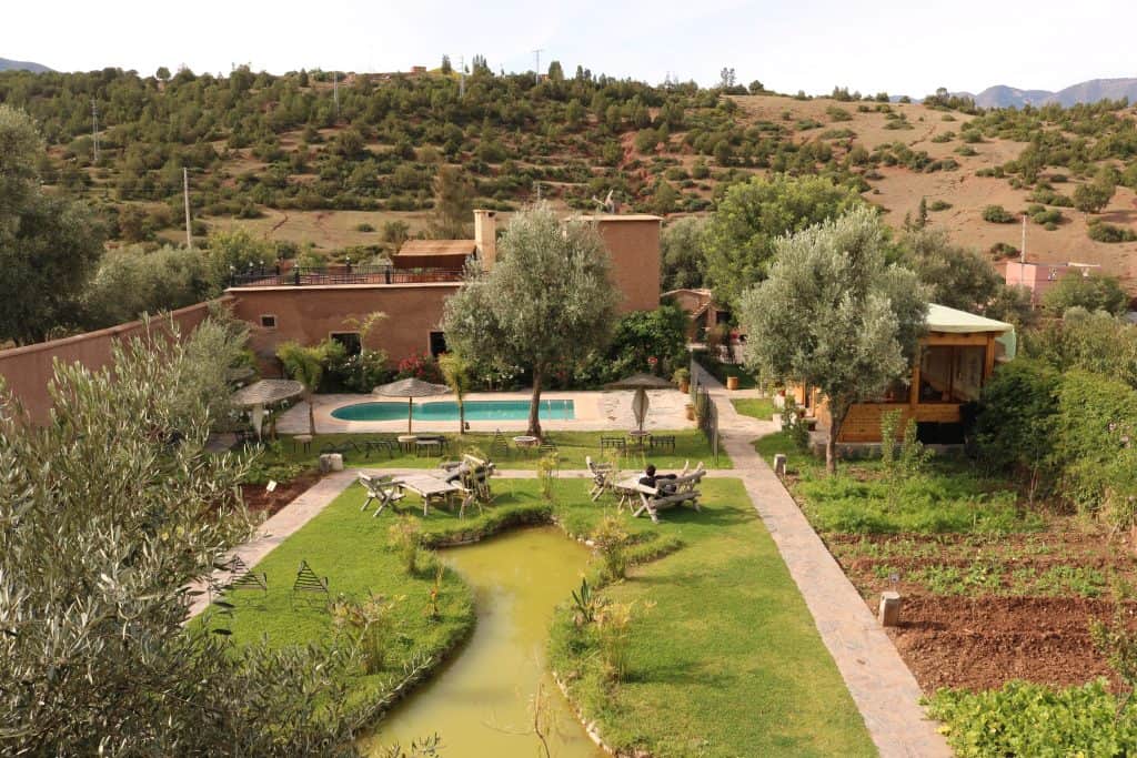 Ecolodge with a green little lake and a pool 