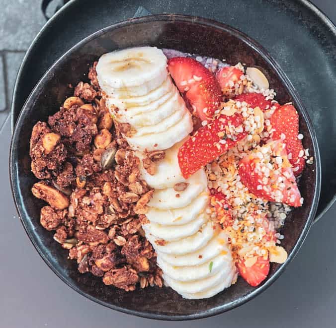 Acaï bowl op het terras bij Bertmans in Rotterdam